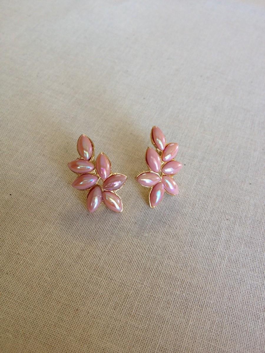 Hochzeit - Soft pink pearl leaf earrings, blush, gold, pearl cluster, jewelry, earring, bridesmaid, posts, rustic, weddings, bridal, pink, leaf, leaves