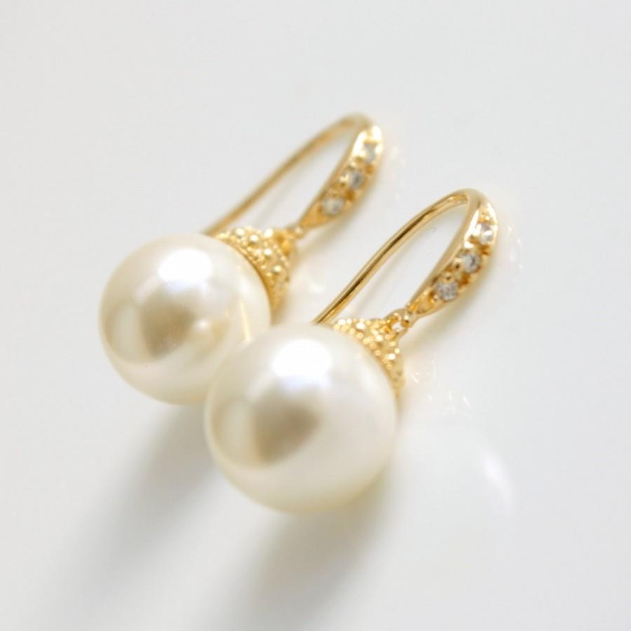 Mariage - Gold Pearl Drop Earrings Bridal Jewelry Wedding Pearl Jewelry Pearl Earrings Gold dangle Wedding Earrings Bridesmaid Earrings, Lucy