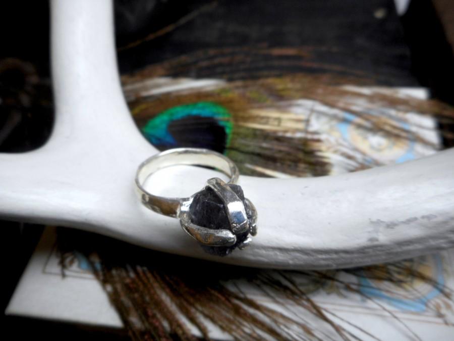 زفاف - THE VIKING STONE. Rough Raw Iolite Stone Washer Woman Engagement Ring Medieval Nordic Wedding Sterling Silver. Deep Purple Specimen