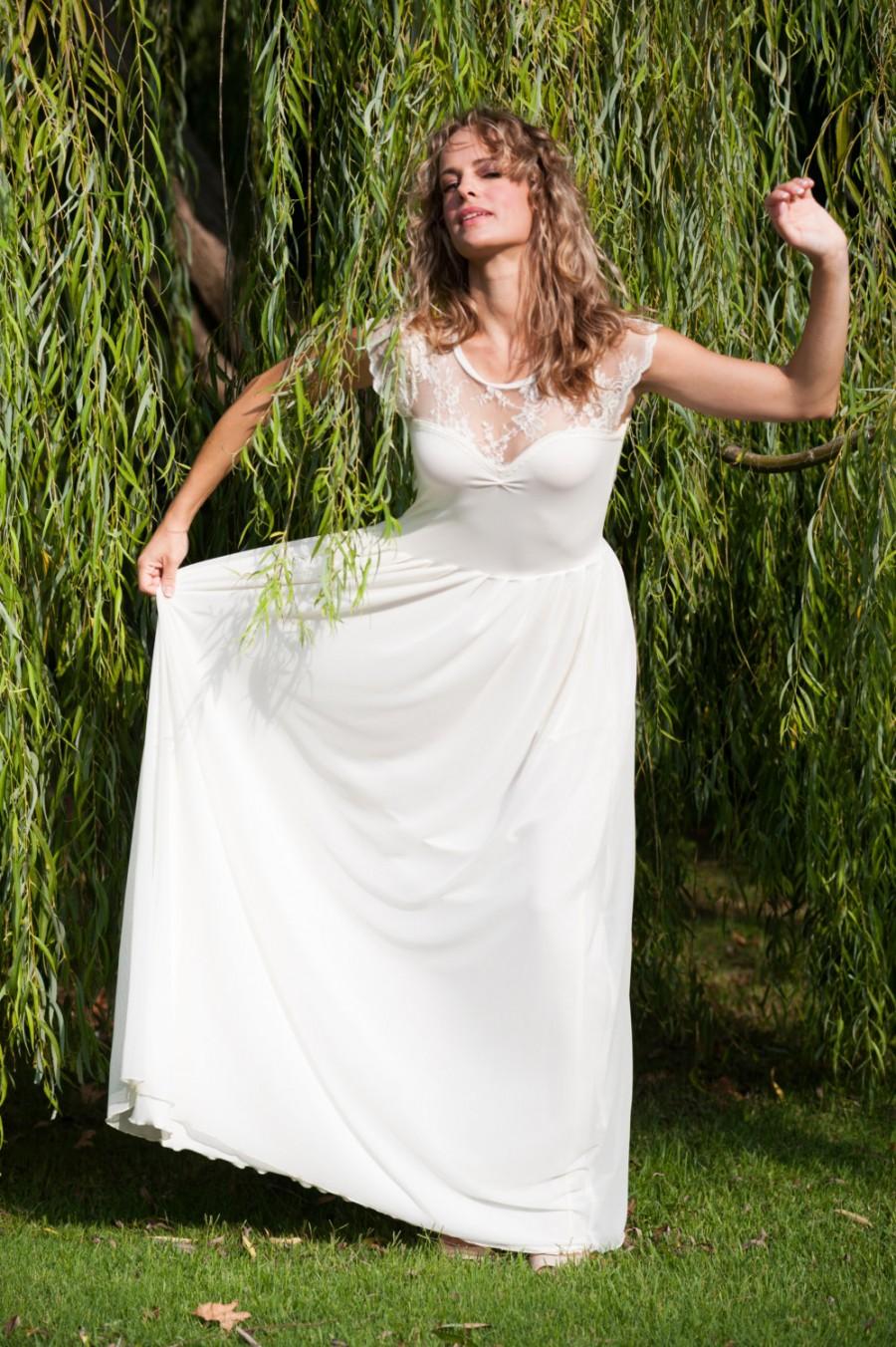 زفاف - White Bride glamours dress with an open lace back.