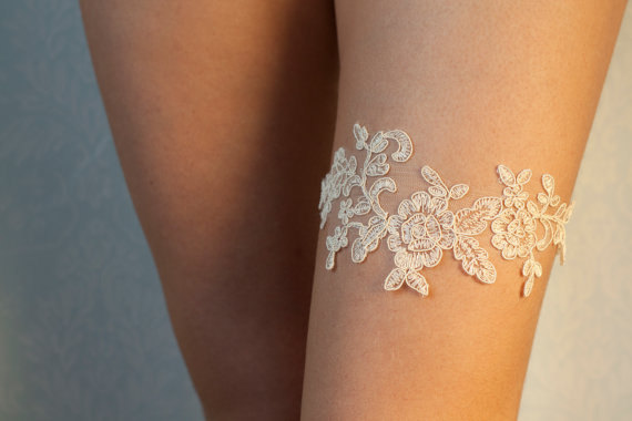 Свадьба - Bridal lace garter in light beige, wedding garter