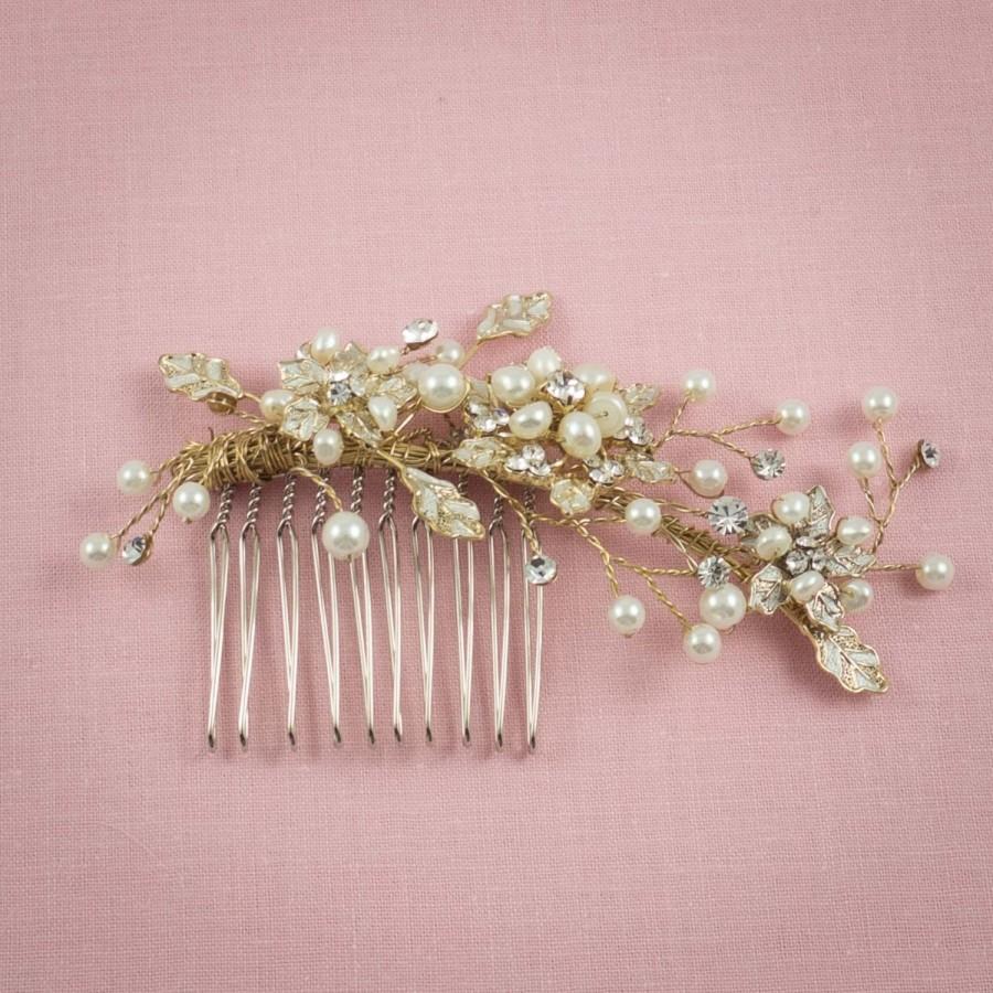 Свадьба - Gold Bridal Hair Comb with Pearls - Romantic Wedding Hairpiece - Vintage-Inspired Bridal Hair Comb - Headpiece with Gold Leaves (Single)
