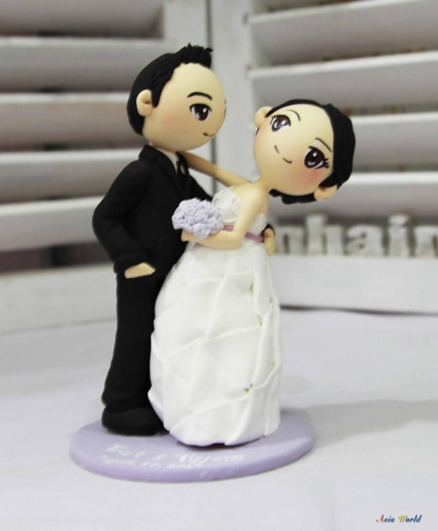 Свадьба - Wedding Cake topper purple theme wedding clay doll, Strapless heart-shaped wedding dress clay miniature, clay figurine, clay ring holder