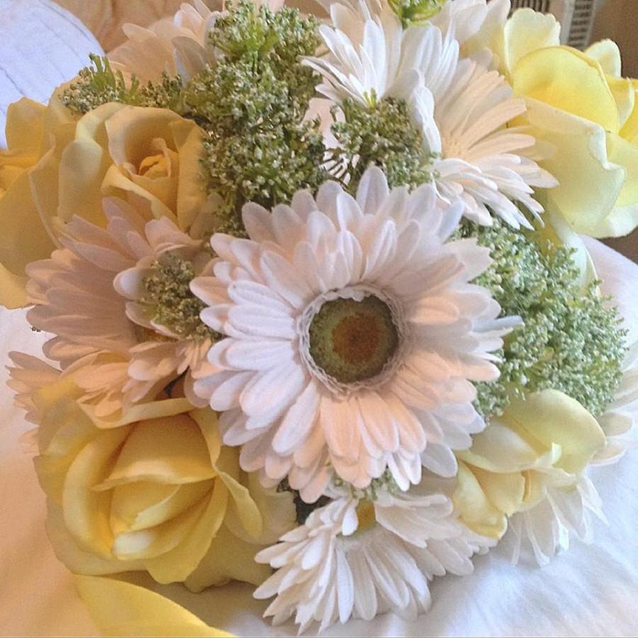 Mariage - Wedding Bouquet: Beautiful Springtime Elegance Bridal Bouquet.   Small brides bouquet or bridesmaid bouquet - Yellow Roses and White Daisys