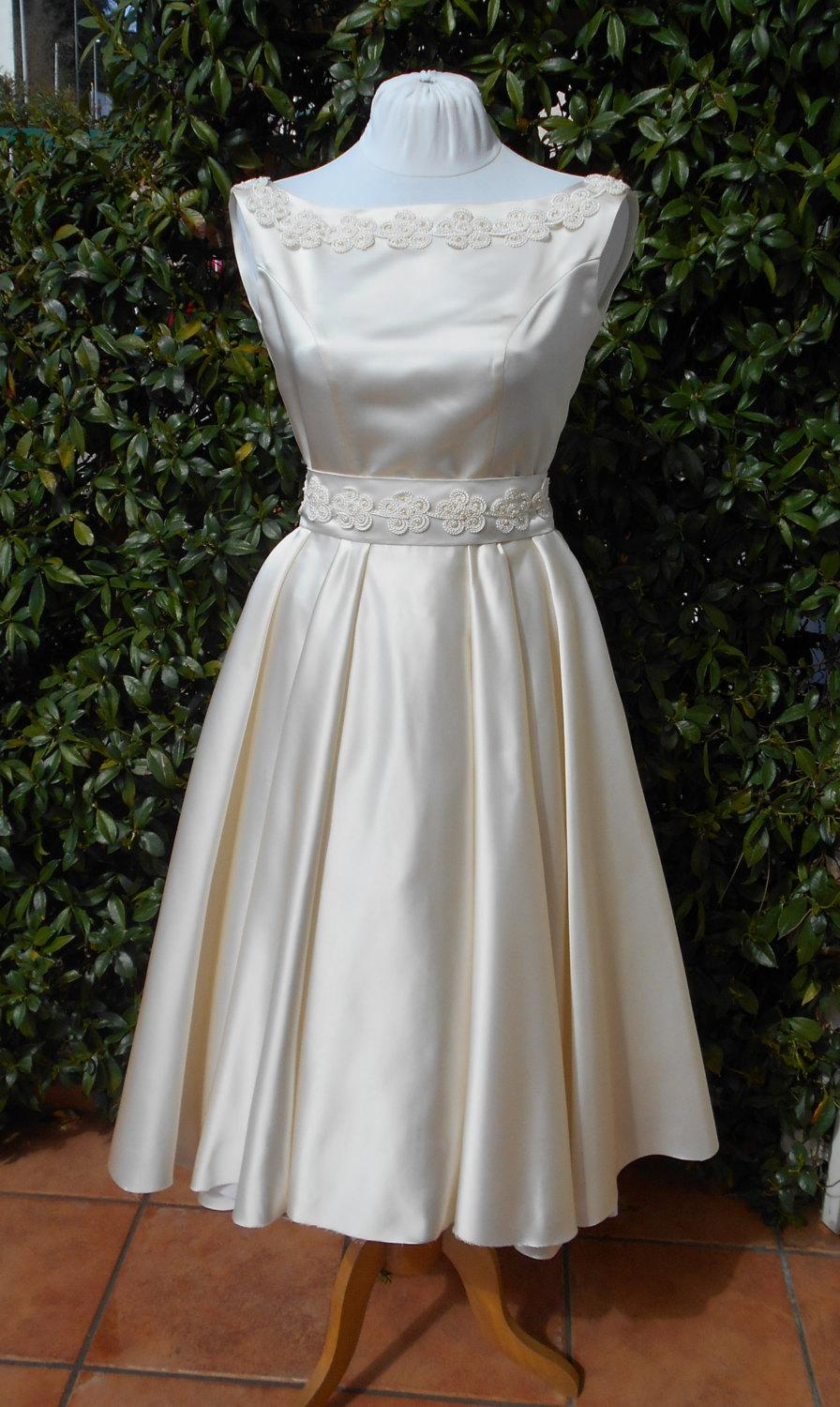 زفاف - Wedding dress with bare back in duchesse pure silk with flower appliqués in macramé