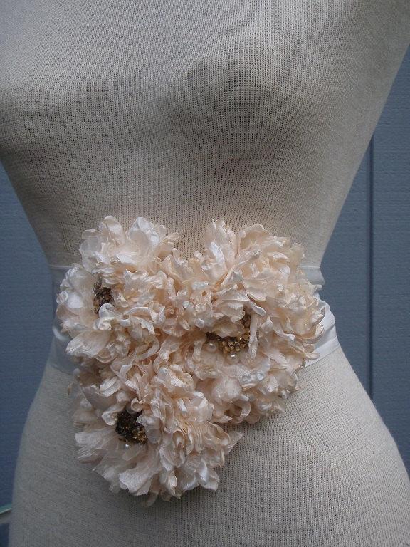 Hochzeit - Sash, Belt, Peach and off white color   bridal belt , bridal sash,  with three flowers handmade peach and off white color