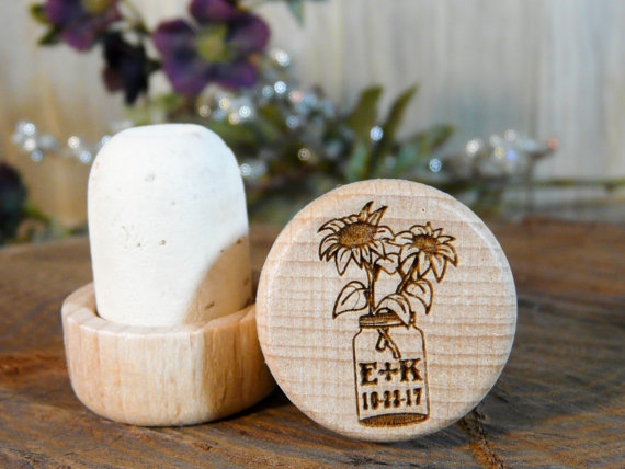 زفاف - Sunflower and Mason Jar Wood Save the Dates or Wedding Favors - Personalized Engraved Wine Stopper - Rustic Engagement Party / Bridal Shower