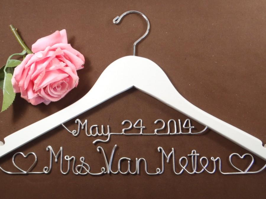 Свадьба - Hanger with Date & Hearts for your wedding, Personalized custom bridal hanger, brides hanger, Bridal Hanger, Wedding hanger, Bridal