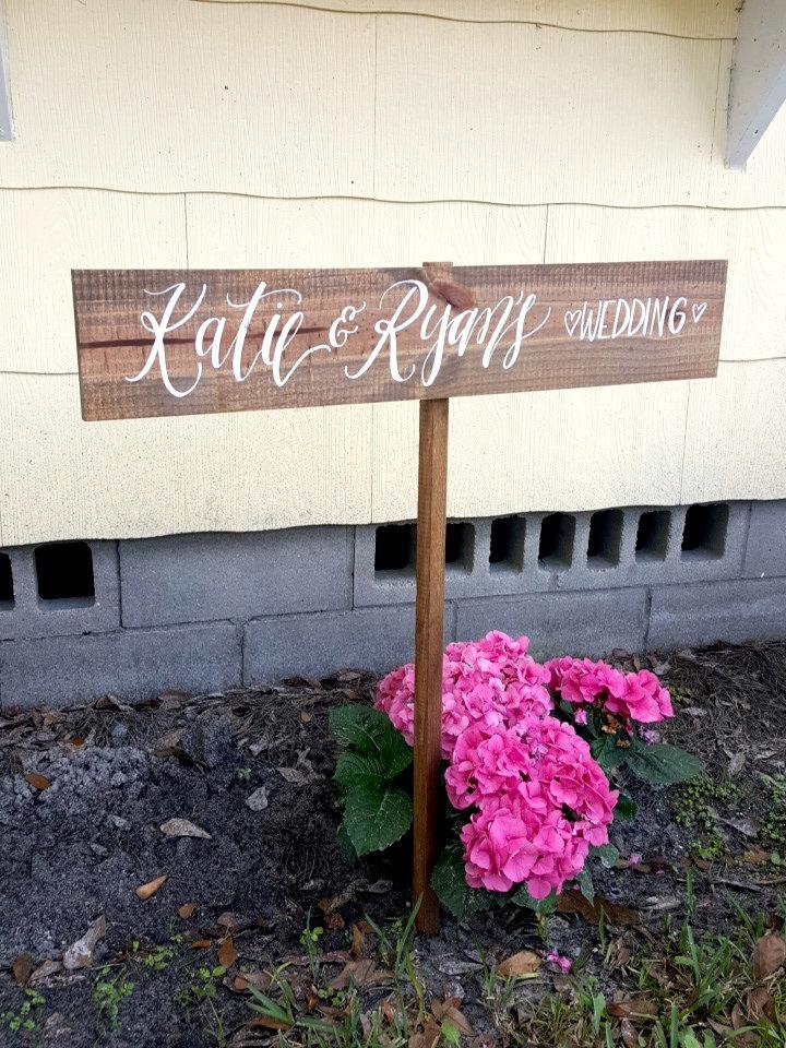 Mariage - Personalized Wedding Directional Sign, Outdoor Weddings, Rustic Wooden Wedding Sign, The Paper Walrus