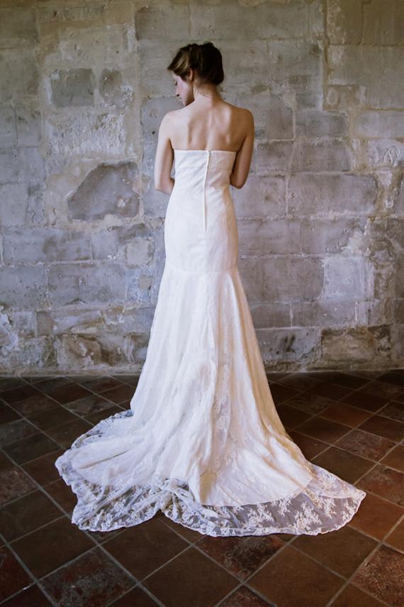 زفاف - Lace wedding dress/ Empire waist wedding dress with long train/ Romantic vintage wedding dress/ Robe de mariée dentelle Alesandra Paris