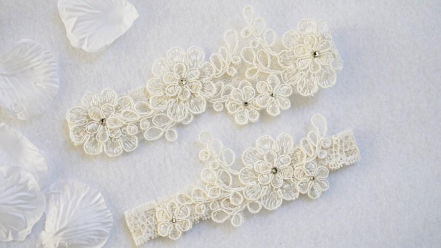 Hochzeit - IVORY wedding garter set, Light Ivory, customizable, bridal garter, lace garter, keepsake and toss garter, wedding garter, flower garter