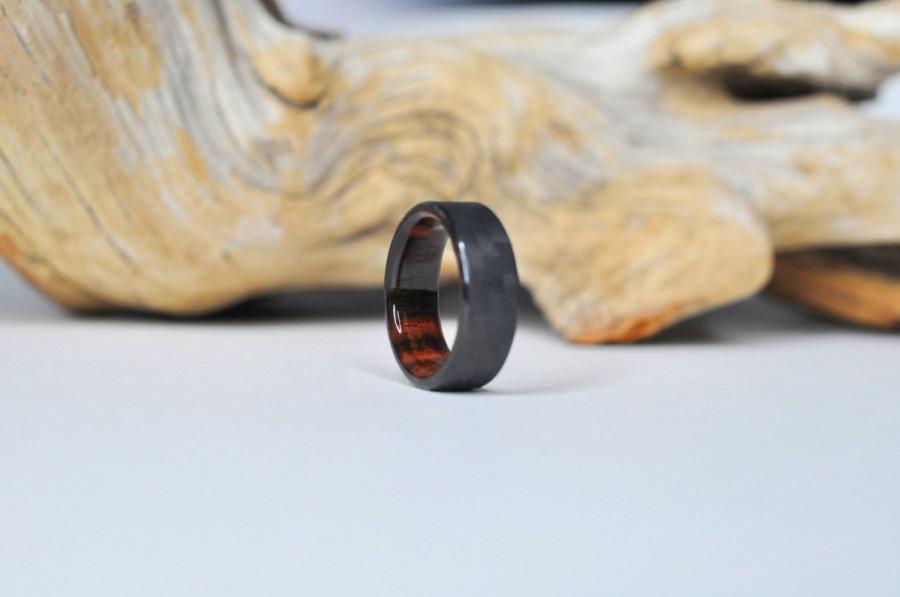 زفاف - Carbon Fiber and Rosewood ring, Wood Wedding Band, Mens Ring, waterproof finish