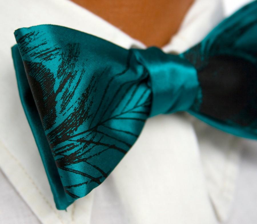 Свадьба - Teal green peacock feather bow tie. Self-tie. Adjustable men's bowtie. Black silkscreen print.