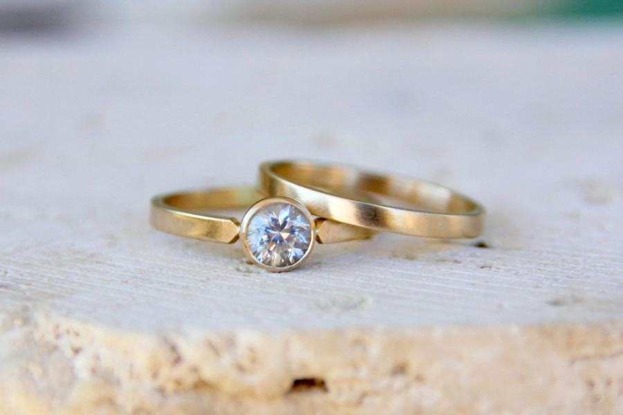 Свадьба - White Sapphire Engagement Ring // White Sapphire in 14k Gold // conflict free  // Solitaire Ring // eco friendly // recycled gold