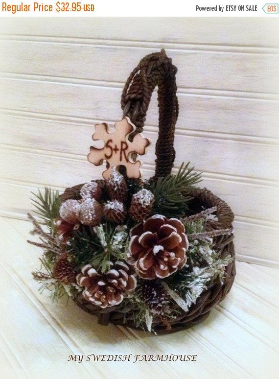 زفاف - 2 Day Sale Flower Girl Basket Rustic Winter Wedding Decor Christmas Wedding Heart Charm Personalized