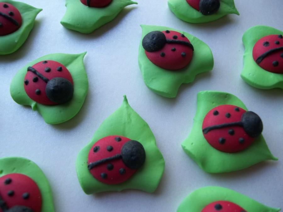 Hochzeit - Ladybugs on leaves   -- Handmade cupcake toppers cake decorations edible (12 pieces)