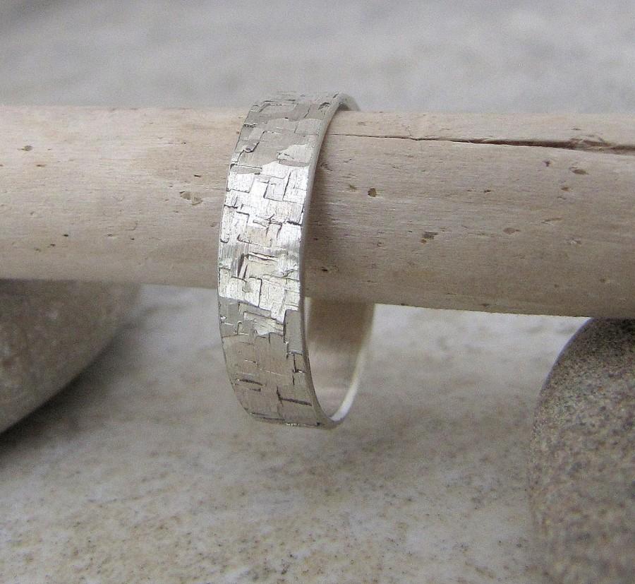 Свадьба - Hammered Wedding Band Silver Wedding Ring Distressed Mens Wedding Band Rustic Bark Ring Rustic Wedding Band Unique Wedding Ring Gift for Him