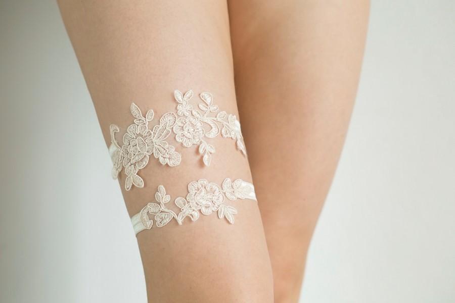 Свадьба - Bridal lace garter set in light beige or ivory, wedding garter set