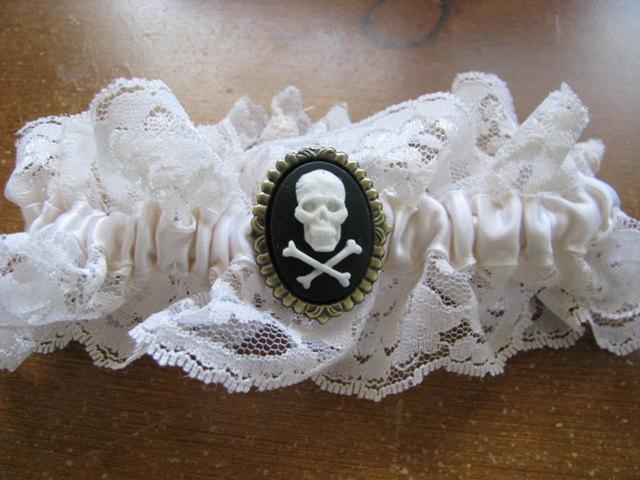 Mariage - Ivory Lace Pirate Wedding Garter (Gold Medallion)