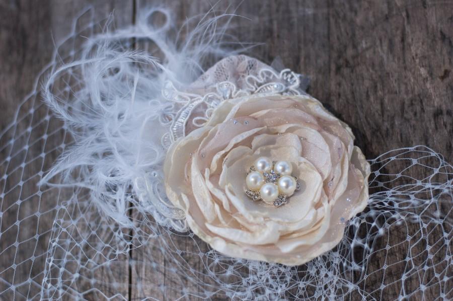 Hochzeit - Bridal Hairpiece - Wedding Fascinator - Attached Birdcage Veil - Feather Fascinator - Satin Flower