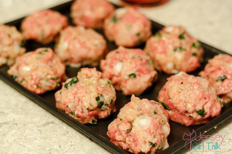 Hochzeit - Easy and Healthy Lean Ground Chicken and Beef Meatballs Recipe - Ladiestylelife.com