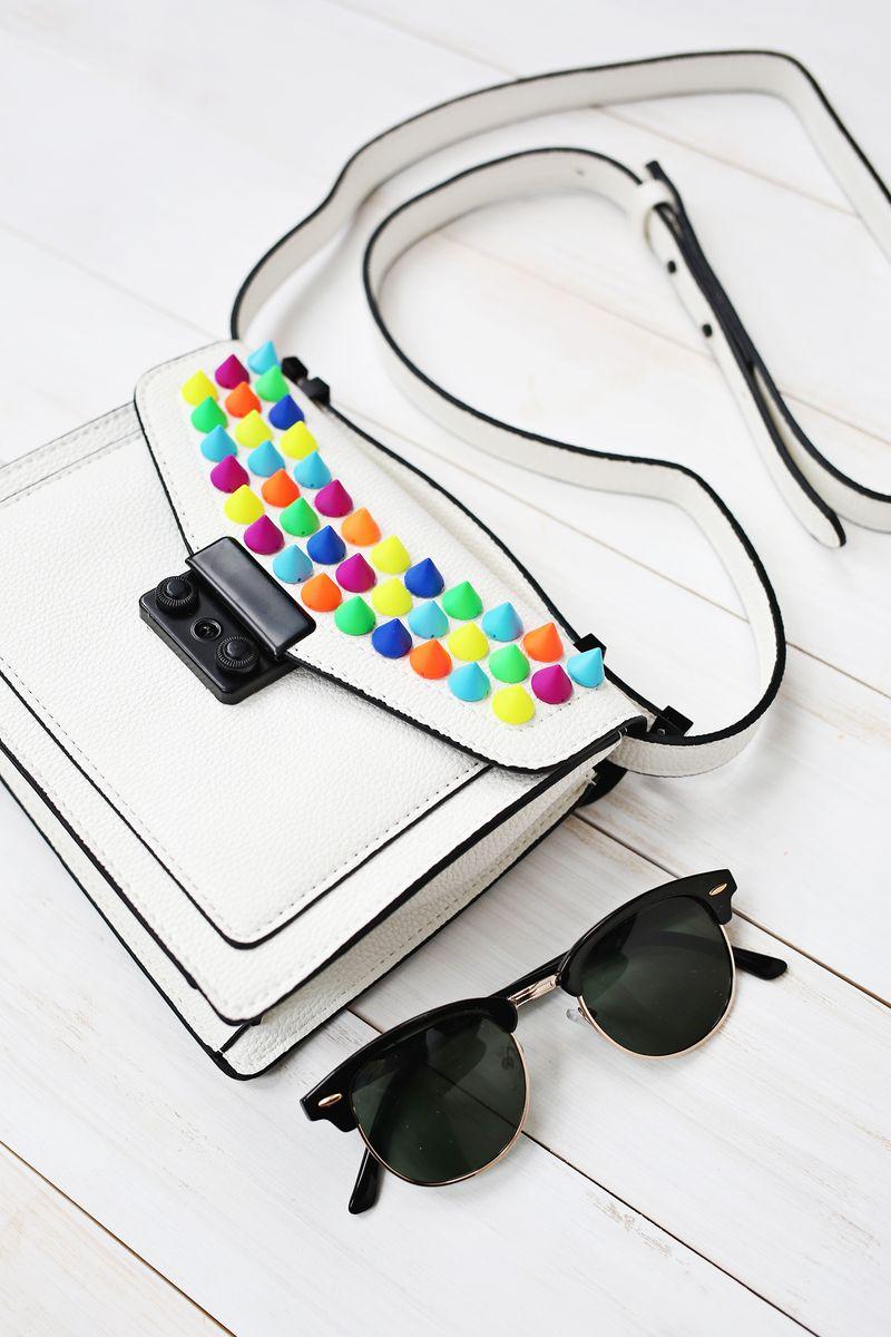 Свадьба - Try This: Upgrade Your Handbag with Colorful Spikes 