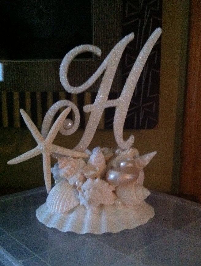 Свадьба - Monogram Cake Topper With Seashells Beach Wedding Starfish Custom Destination Wedding Resort Wedding Any Letter A to Z Letter H