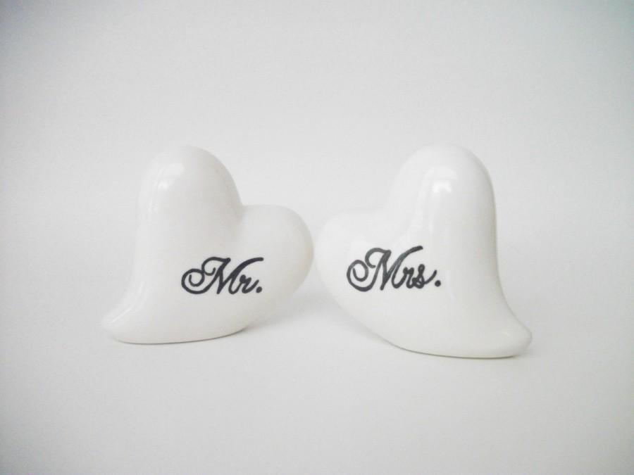 Mariage - Mr. and Mrs. Cake Toppers Handpainted Ceramic Hearts, Wedding Decor, Wedding Gift, Anniversary Gift, Ready to Ship