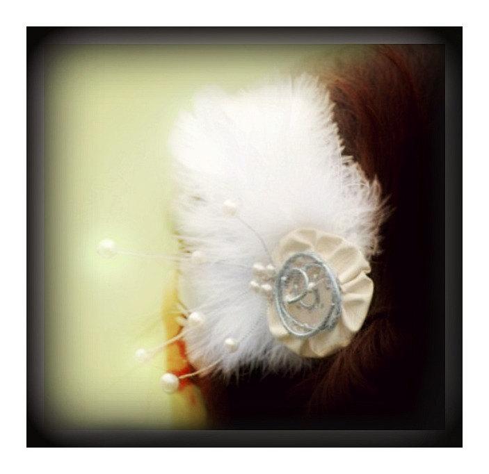 زفاف - Off White / Ivory Fascinator Comb / Hair Clip. Flapper Feathers & Pearls, Elegant Statement Bride Bridal Couture, Winter Handmade Etsy Gift