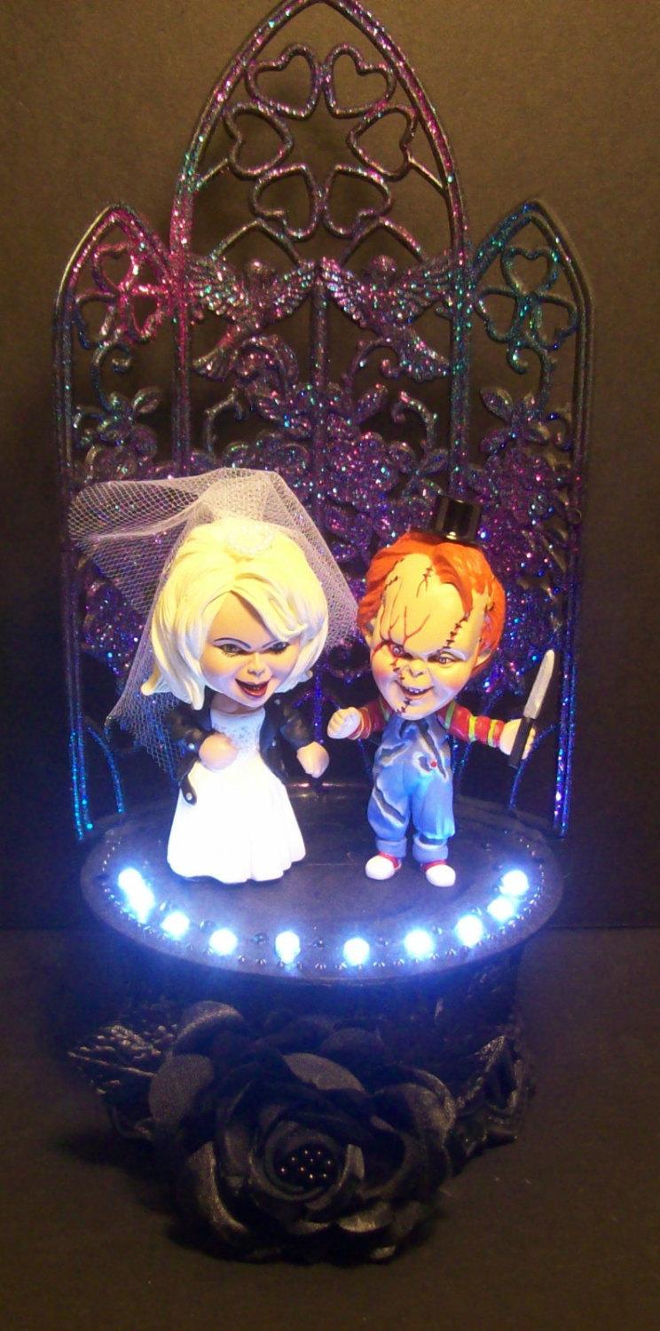 Свадьба - CHUCKY and Tiffany Wedding Cake Topper GOTHIC Bride of Chucky White Light