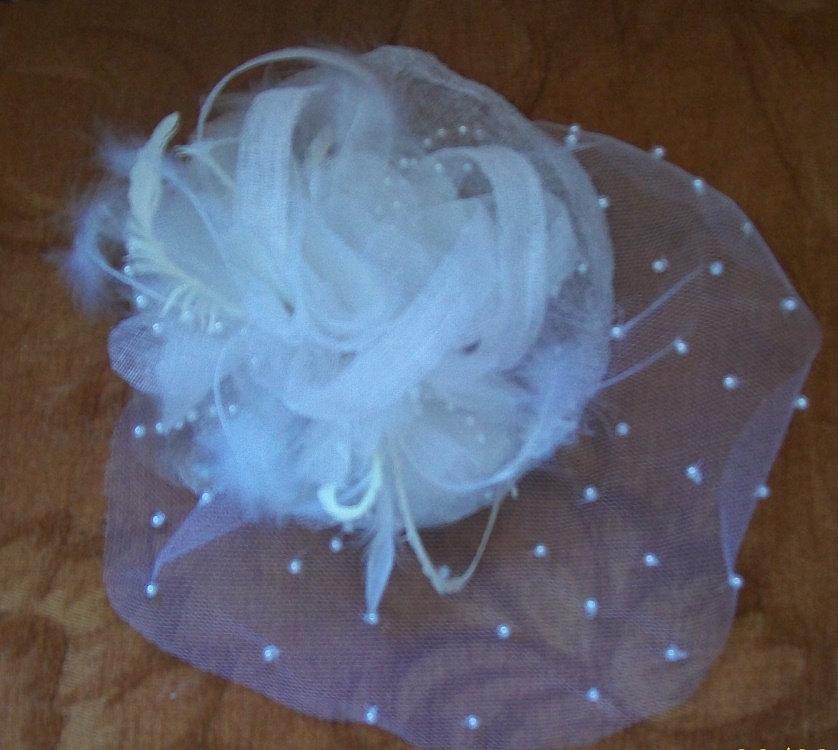 Wedding - Bibi blanc à voilette, perles et plumes/ chapeau de mariage à voilette et plumes/ chapeau de cérémonie à voilette et plumes