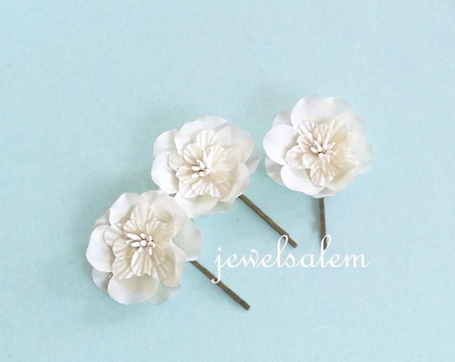 Hochzeit - bridal flower hair pin white floral pin ivory wedding bridal headpiece romantic hair accessories bridesmaids hair pin bohemian woodland H1