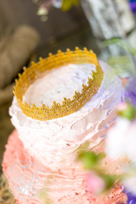 Свадьба - GOLD Wedding crown topper/Gold Сhic Rustic/Lace crown cake topper/crown photography prop/princess party/party decoration/rusticwedding/