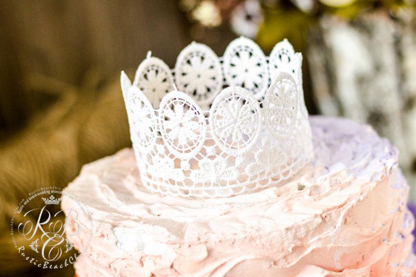 Свадьба - White Rustic/White Wedding Lace Crown Cake Topper/Princess Party/Vintagewedding/White Lace/Party Decoration/Romanticwedding/First Birthday/