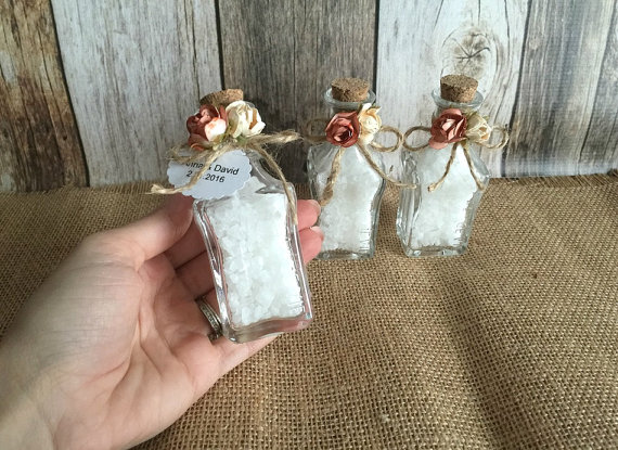 Свадьба - Rustic Wedding favors - bath salt glass wedding favor bottles- bridal shower favors with personalized tags.