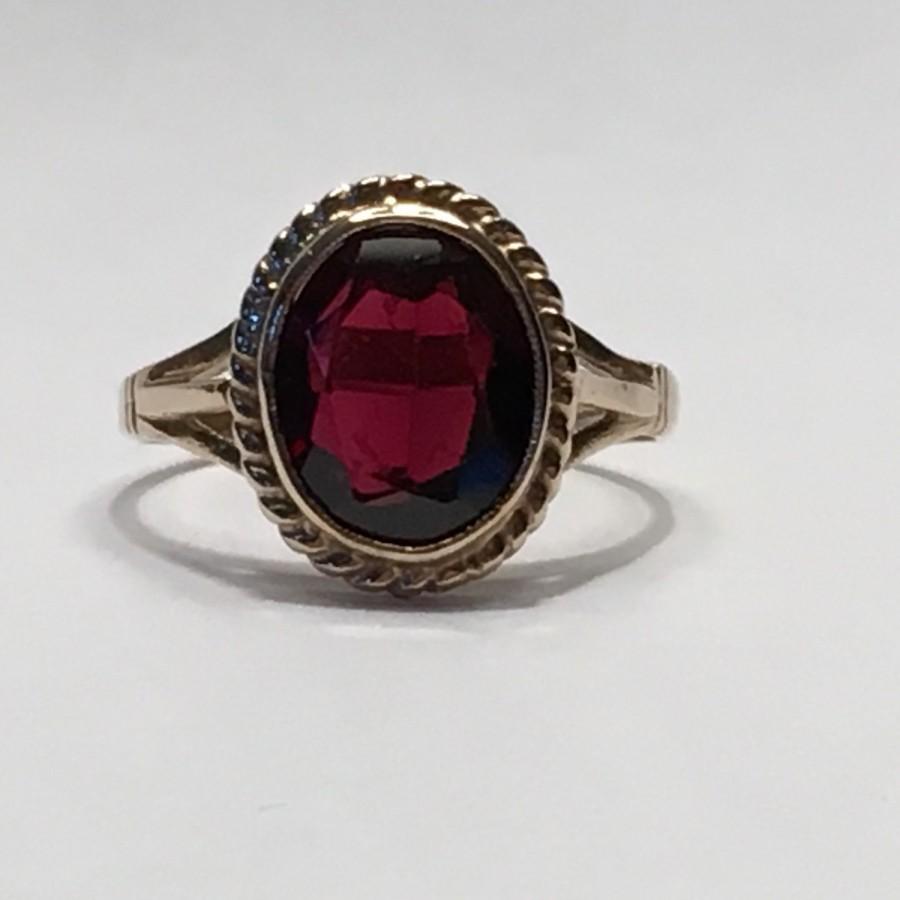 Mariage - Vintage Garnet Ring in 9k Yellow Gold. Unique Engagement Ring.  Estate Jewelry. January Birthstone. 2 Year Anniversary Gift. Estate Jewelry.