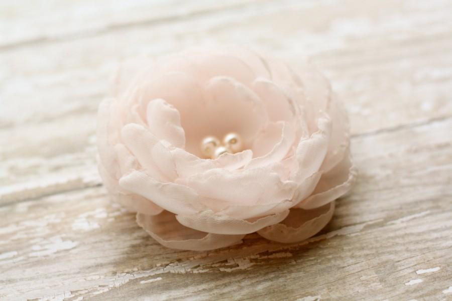 Свадьба - Custom Light Blush Flower and Rhinestone Hair Clip - Bridesmaid Clip - Blush Wedding - Ivory Wedding - Customize Your Colors
