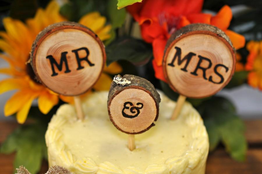 Hochzeit - rustic wedding cake toppers 3pcs- wedding cake decorations - rustic decorations - wood slices - woodland wedding - personalized cake toppers