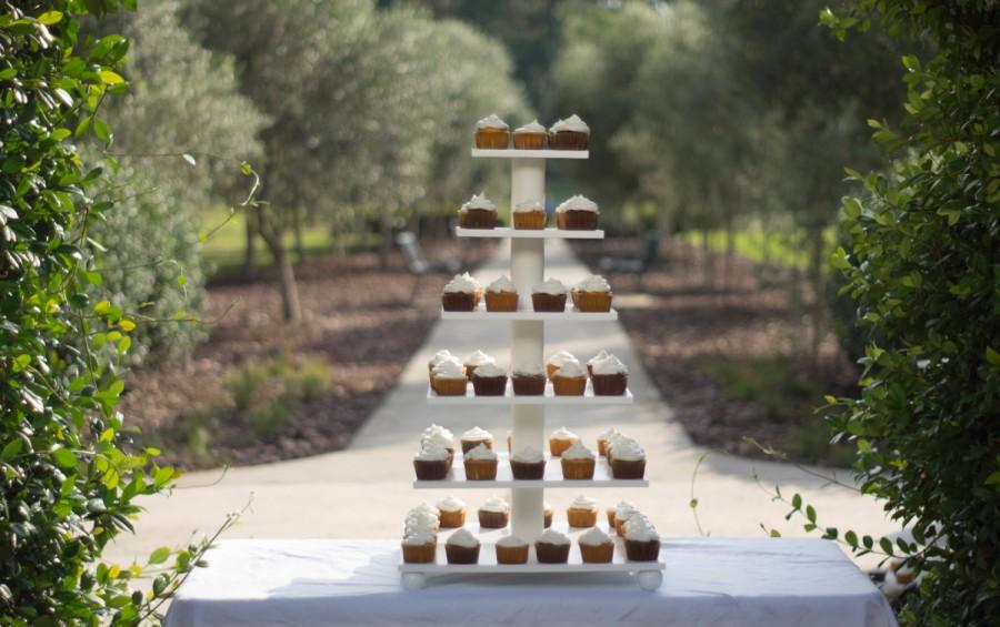 Hochzeit - Cupcake Stand.  Elegant Cake Stand, Holds Over 100.