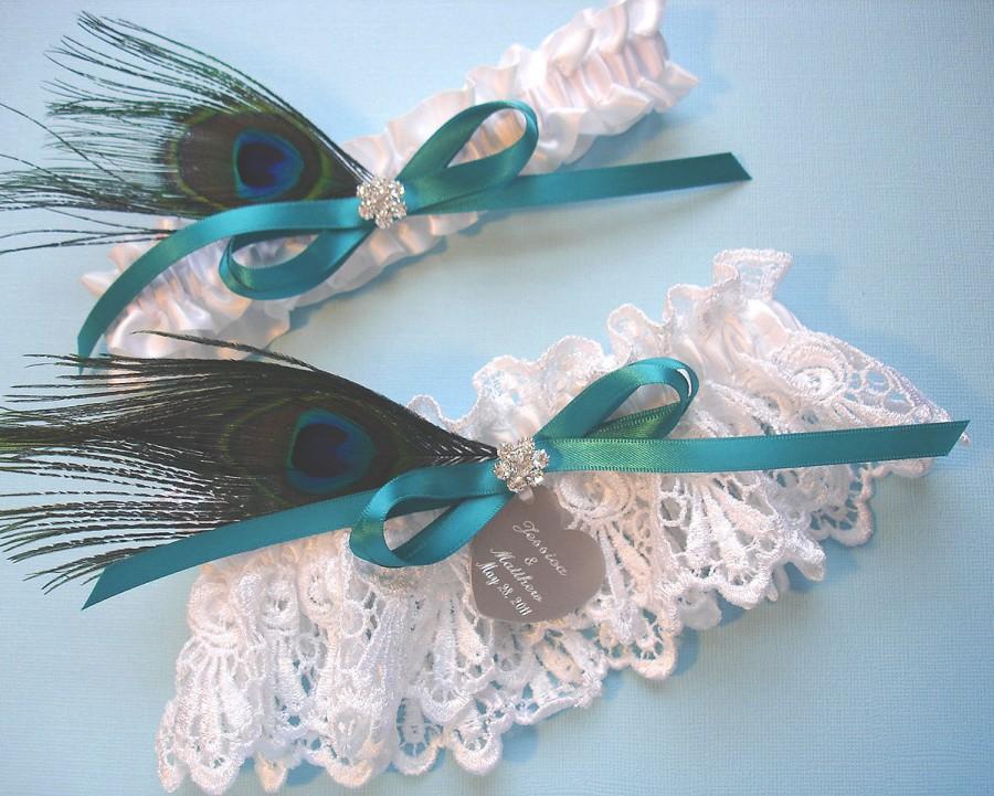 زفاف - Peacock Feather Wedding Garter Set, Personalized Bridal Garters in White Venise Lace & Satin with a Custom Bow, Peacock Feather, Engraving