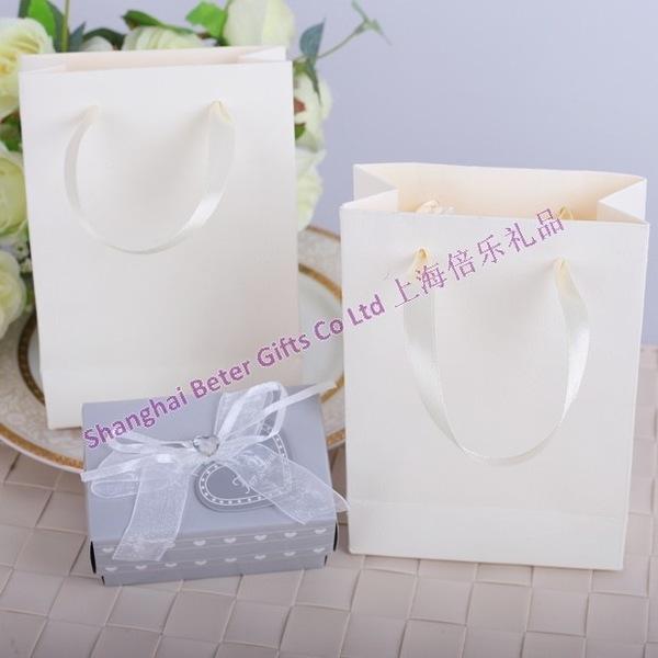 Hochzeit - PCS beige candy bags wedding supplies th032 Pearl ribbon candy explosion models knot wedding supplies