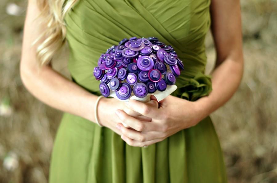Свадьба - Purple Button Bouquet / wedding bouquet / alternative bouquet / button bridesmaid bouquet
