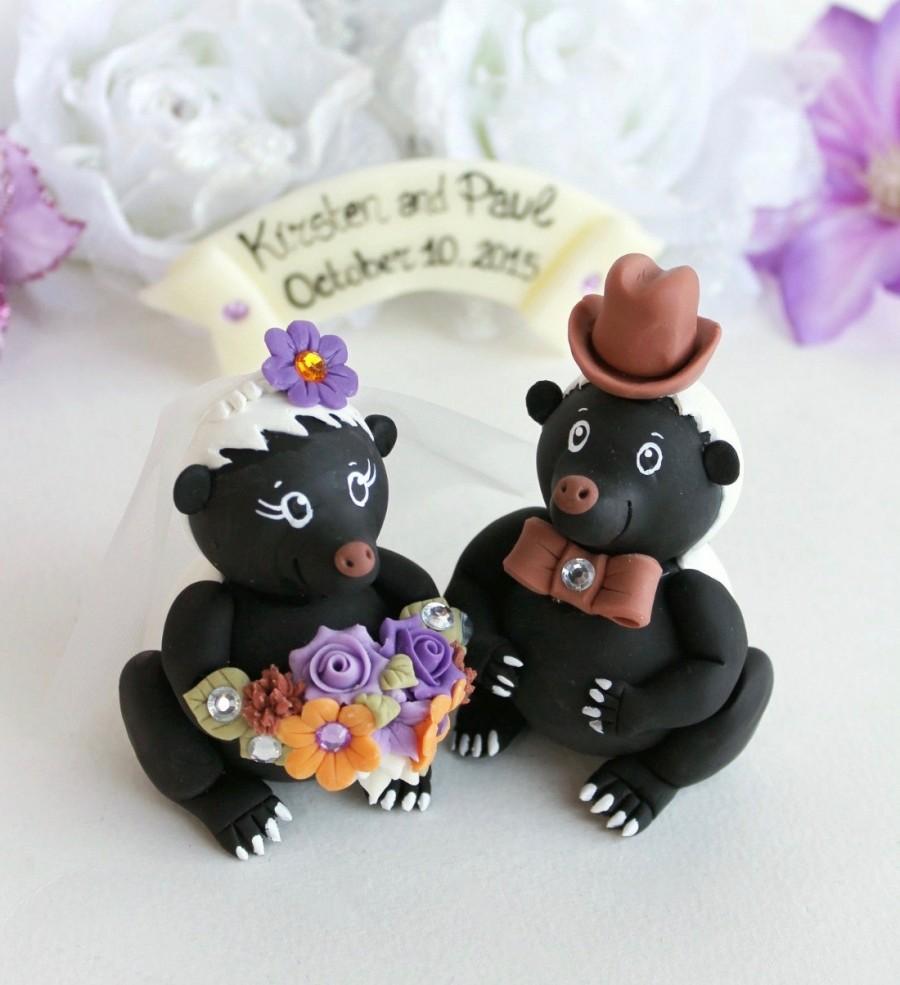 Mariage - Badger wedding cake topper, custom personalized cake topper, honey badger bride and groom with banner