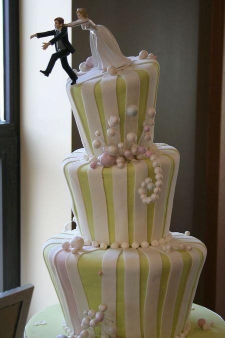 Hochzeit - 14 Funny Wedding Cake Topper Ideas 