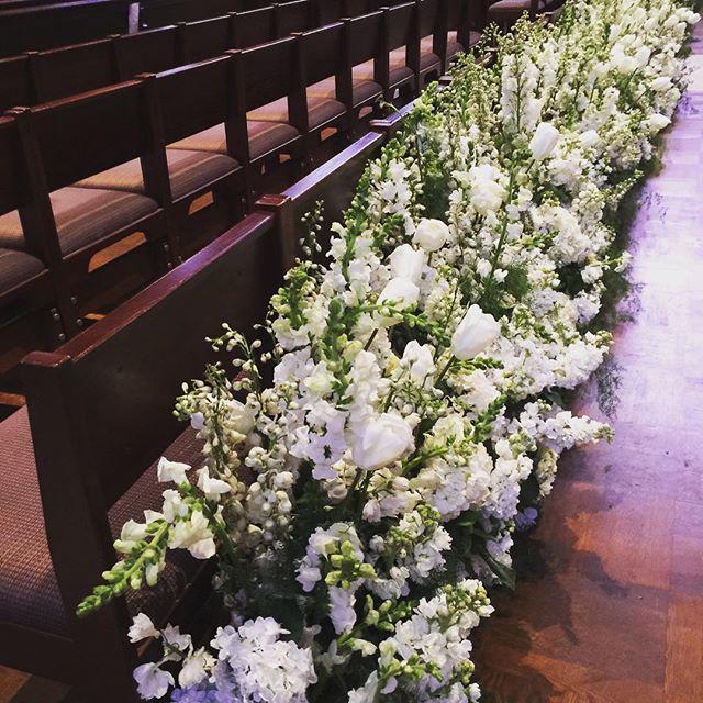 Hochzeit - Mindy Weiss On Instagram: “Flowers Behind The Pews. @kathleendeerydesign ”
