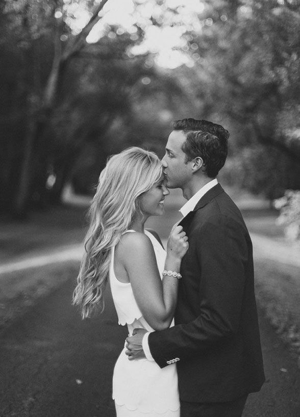 Wedding - The 8 Cutest Engagement Photo Ideas