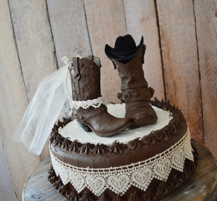 Mariage - western wedding cowboy boot cake topper western bride and groom barn ranch farm tractor wedding cowboy decorated boots ivory veil cowgirl