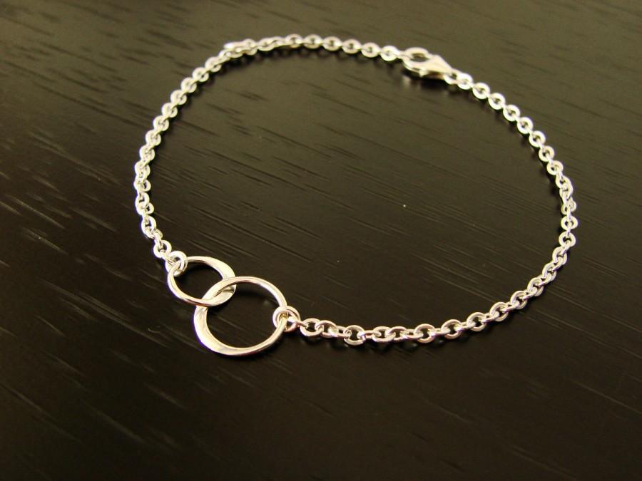Свадьба - Interlocking Circles Charm Bracelet in Sterling Silver friendship bracelet gold bridesmaid gift wedding entwined linked christmas gifts