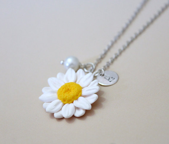 زفاف - Daisies White Necklace, White Pendant, Personalized Initial Disc Necklace, Bridesmaid Necklace, White Bridesmaid Jewelry, Daisies Flower