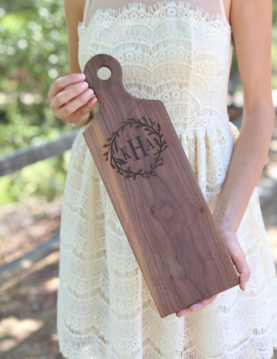 Hochzeit - Personalized Monogrammed Cutting Board Christmas Gift Bridal Shower Gift Wedding Gift Engraved Laurel Wreath (Item Number MHD20021)
